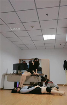 图片[20]_【妆主大大】办公室-母畜-高跟肉丝诱惑-耳光/脚插嘴-高跟踩_绳艺库视频下载