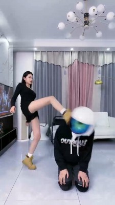 【麋鹿银儿】超艺术踢踹/闻臭白袜/人形马桶_绳艺库视频下载