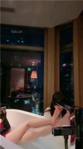 【美美子】白富美VS母畜-浴缸伺候主人恋足_绳艺库视频下载