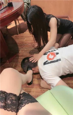 图片[9]_【一诺大小姐】情侣奴-奴下奴-桌底踩踏喂食/高跟踩虐_绳艺库视频下载