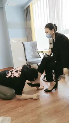 图片[2]_【朱迪】双S-职业装让狗下跪舔脚【双视角版】_绳艺库视频下载