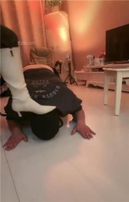 图片[6]_【傲雪】牛仔裤白靴棉袜-全体重踩踏踩脖_绳艺库视频下载