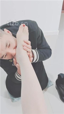 图片[11]_【美容院S】当脚垫/舔脏鞋/臭脚踩脸_绳艺库视频下载