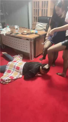 图片[17]_【亿姐】双S-闻舔黑丝脚/踩踏踢踹/骑马喂口水_绳艺库视频下载