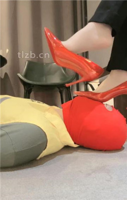 图片[9]_【安安】舔臭脚/红高跟踩踏喂食_绳艺库视频下载