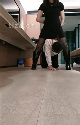 【米小唐】靴子黑丝玩虐地毯狗_绳艺库视频下载