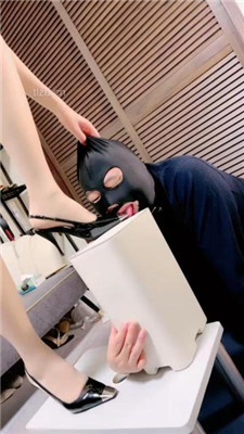 图片[11]_【茹雪】带闺蜜虐狗-跪舔高跟美腿/踩狗舌/丝袜塞嘴【完整版】_绳艺库视频下载