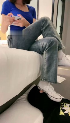 图片[2]_【娇娇】小白鞋白袜踩脚垫/近距离舔_绳艺库视频下载