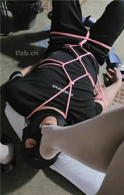 图片[8]_【奶糖】捆绑强制贱狗闻舔丝袜臭脚_绳艺库视频下载