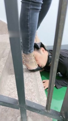 图片[3]_【桃幼幼】户外楼道遛狗-铆钉高跟踩踏_绳艺库视频下载