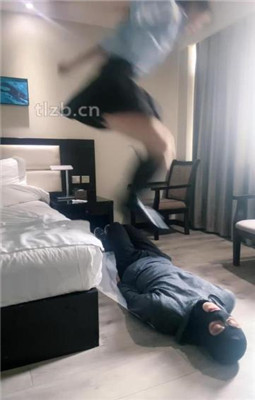 图片[8]_【孤傲女帝】长靴全体重踩踏_绳艺库视频下载