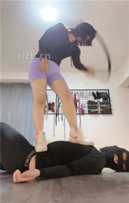 图片[14]_【朱砂痣】滚轮虐肚/踩狗爪/鞭打臭脚捂脸/踩踏耳光_绳艺库视频下载