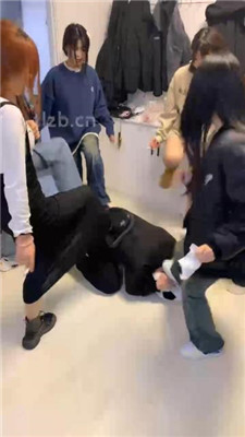 图片[18]_【精神小妹】幸运大转盘-群殴-踢踹踩跺/耳光坐头_绳艺库视频下载