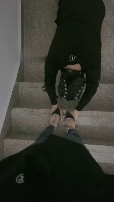 图片[4]_【桃幼幼】户外楼道遛狗-铆钉高跟踩踏_绳艺库视频下载