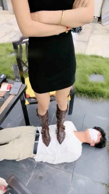 图片[2]_【沅芷大人】高跟皮靴踩虐脚垫/电击棍威胁就范_绳艺库视频下载