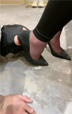 图片[11]_【花兮玥】茶室tj-跪舔高跟/圣水泡黑丝咀嚼_绳艺库视频下载