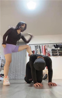 图片[5]_【朱砂痣】滚轮虐肚/踩狗爪/鞭打臭脚捂脸/踩踏耳光_绳艺库视频下载