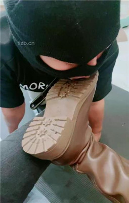 图片[8]_【利娜】长靴裸足踩狗头-伺候主人沐足_绳艺库视频下载