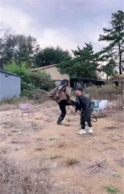 图片[6]_【允薇】庄园清理女主脏泥靴底/鞭打飞踹踩踏_绳艺库视频下载