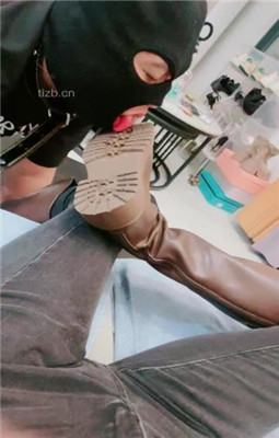 图片[3]_【利娜】长靴裸足踩狗头-伺候主人沐足_绳艺库视频下载