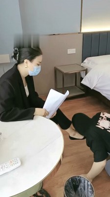 【朱迪】双S-职业装让狗下跪舔脚【双视角版】_绳艺库视频下载
