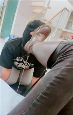 图片[15]_【利娜】长靴裸足踩狗头-伺候主人沐足_绳艺库视频下载