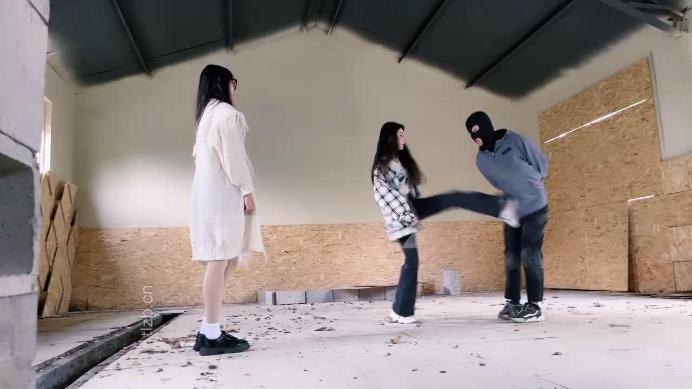 【宸宸】三S废弃厂房-艺术踢踹/踩踏【双视角版】_绳艺库视频下载