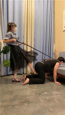 图片[5]_【甘露】凉鞋踩狗头/狗链遛狗/踢踹/骑马踩踏_绳艺库视频下载