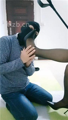 【广东迪迪】家奴跪舔高跟丝袜美腿_绳艺库视频下载