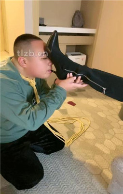 图片[20]_【酒鸽】双S-人体烟灰缸-长靴小白鞋踩/踩踏/骑马/闻臭白袜_绳艺库视频下载