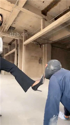 图片[10]_【辣姐】户外荒地遛狗-藤条抽/舔泥巴脏鞋底/骑马_绳艺库视频下载