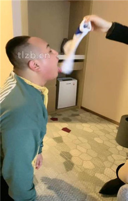 图片[19]_【酒鸽】双S-人体烟灰缸-长靴小白鞋踩/踩踏/骑马/闻臭白袜_绳艺库视频下载