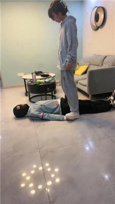 图片[4]_【乔妹】运动鞋白袜踩地毯狗/虐乳/鞭打_绳艺库视频下载