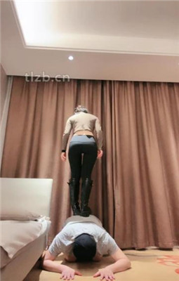 图片[4]_【不期而遇】恋臀爱好者-长筒靴艺术踢踩跺/磕头认错_绳艺库视频下载