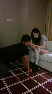 图片[4]_【不知名美女】掐拧胳膊-及膝袜捂脸窒息/数据线狠抽/踩踏_绳艺库视频下载