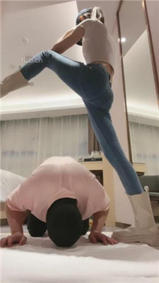 图片[11]_【美娜格格】牛仔裤短靴-胯下辱/人体擦鞋器/脚插嘴_绳艺库视频下载