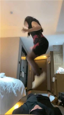 图片[2]_【千条姐】小白鞋黑丝全体重踩踏_绳艺库视频下载