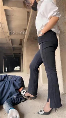 图片[15]_【辣姐】户外荒地遛狗-藤条抽/舔泥巴脏鞋底/骑马_绳艺库视频下载