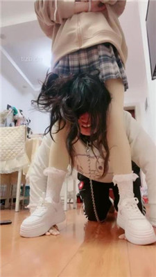 图片[11]_【桃子老师】小白鞋棉袜萝莉主楼道遛狗_绳艺库视频下载