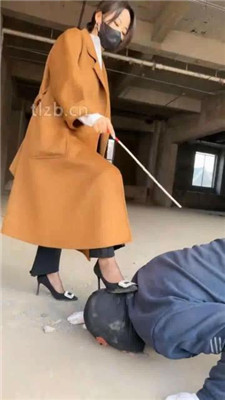 图片[7]_【辣姐】户外荒地遛狗-藤条抽/舔泥巴脏鞋底/骑马_绳艺库视频下载