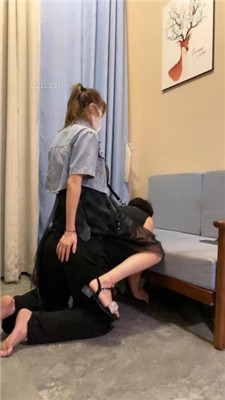 图片[7]_【甘露】凉鞋踩狗头/狗链遛狗/踢踹/骑马踩踏_绳艺库视频下载