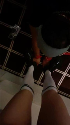 图片[5]_【不知名美女】掐拧胳膊-及膝袜捂脸窒息/数据线狠抽/踩踏_绳艺库视频下载