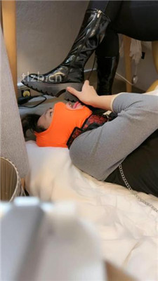 图片[3]_【玥野兔】桌底视角-长靴黑棉袜踩狗_绳艺库视频下载