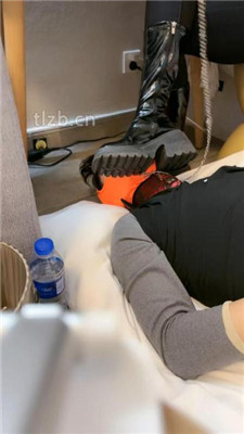 【玥野兔】桌底视角-长靴黑棉袜踩狗_绳艺库视频下载