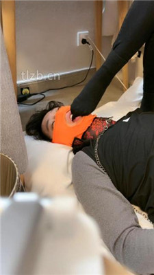 图片[6]_【玥野兔】桌底视角-长靴黑棉袜踩狗_绳艺库视频下载