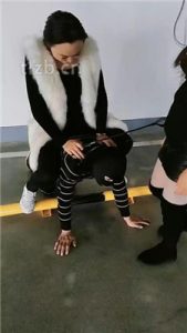 【广州迪迪】双S-户外停车场遛狗【双视角版】_绳艺库视频下载