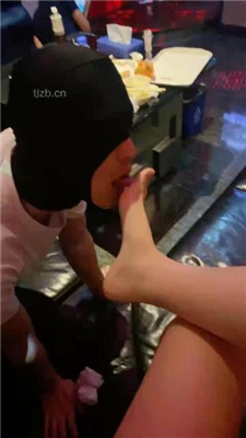 图片[5]_【甜味药丸】KTV虐双狗-舔脚深喉/转胯骑马/口水吐狗脸_绳艺库视频下载