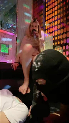 图片[15]_【甜味药丸】KTV虐双狗-舔脚深喉/转胯骑马/口水吐狗脸_绳艺库视频下载