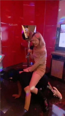 图片[17]_【甜味药丸】KTV虐双狗-舔脚深喉/转胯骑马/口水吐狗脸_绳艺库视频下载