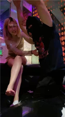 图片[11]_【甜味药丸】KTV虐双狗-舔脚深喉/转胯骑马/口水吐狗脸_绳艺库视频下载